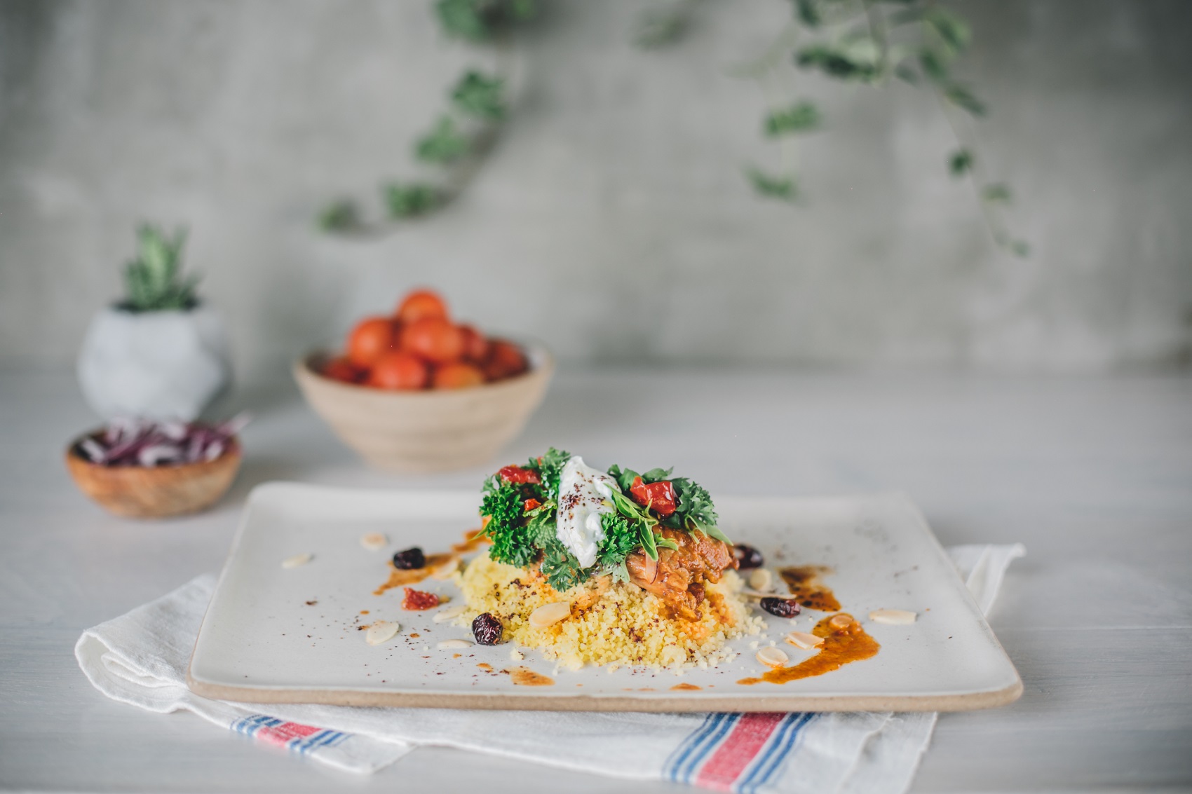 Braseado de cordeiro, cuscuz de frutas secas, salada de ervas frescas e coalhada seca