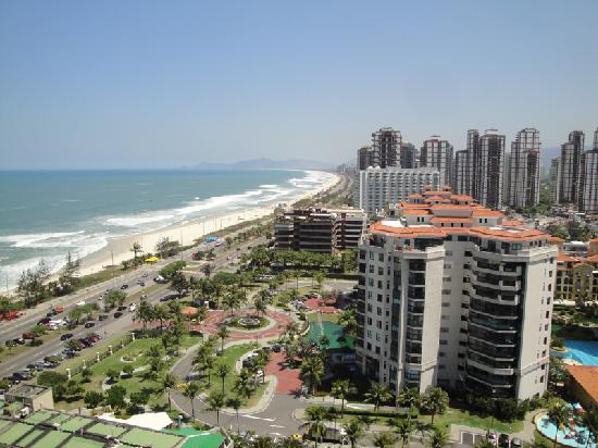 A imagem mostra a vista aérea da Parai da Barra da Tijuca