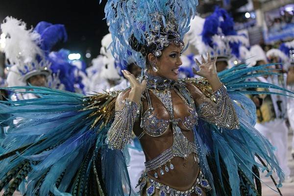 Depois de passar pelo Salgueiro e pela Mangueira, a dan&ccedil;arina emprestou sua ginga &agrave; bateria da Vila Isabel em 2010, quando reinou no posto antes ocupado pela miss Nat&aacute;lia Guimar&atilde;es. A fantasia custou cerca de 60 000. No desfile das campe&atilde;s, em um moviment<br>