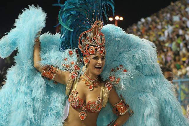 A Miss Brasil 2007 sabe como poucas deslizar numa passarela, mas no quesito passarela do samba teve muito o que aprender. Em 2008, a mineira teve aulas de samba e bambol&ecirc; para soltar o quadril e arrasar no gingado. Mas levou um susto ao saber que o desenh<br>