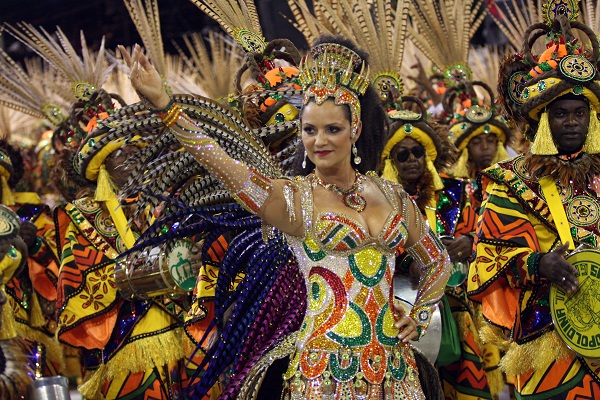 N&atilde;o d&aacute; para imaginar um Carnaval sem ela. Desde 1981, primeira vez em que a musa pisou na avenida, pela Beija-Flor, n&atilde;o parou mais de sambar. A ex-modelo que ficou conhecida como p&eacute;-frio na Portela foi campe&atilde; na Imperatriz em 1995, logo depois que deixou<br>