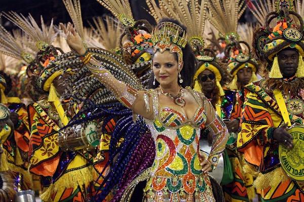 N&atilde;o d&aacute; para imaginar um Carnaval sem ela. Desde 1981, primeira vez em que a musa pisou na avenida, pela Beija-Flor, n&atilde;o parou mais de sambar. A ex-modelo que ficou conhecida como p&eacute;-frio na Portela foi campe&atilde; na Imperatriz em 1995, logo depois que deixou<br>