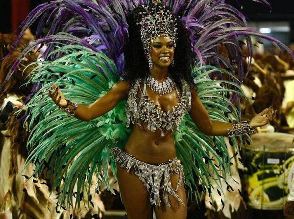A atriz que j&aacute; desfilava h&aacute; cinco anos na Grande Rio foi eleita rainha de bateria em 2011, ano em que o barrac&atilde;o da escola na Cidade do Samba foi atingido por um grave inc&ecirc;ndio. O acidente tamb&eacute;m prejudicou a Portela e a Uni&atilde;o da Ilha. Apesar da fatalidad<br>