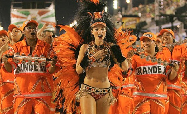 Em 2009, a atriz puxou a bateria com a fantasia Aquarela de Debret, que custou cerca de 120 000 reais e precisou ser inclusive devolvida &agrave; escola para reaproveitamento no Carnaval seguinte. O adere&ccedil;o fazia alus&atilde;o &agrave; beleza da arte francesa, como as pintura<br>