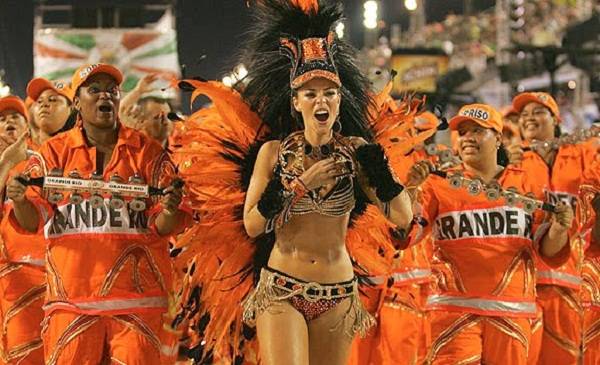 Em 2009, a atriz puxou a bateria com a fantasia Aquarela de Debret, que custou cerca de 120 000 reais e precisou ser inclusive devolvida &agrave; escola para reaproveitamento no Carnaval seguinte. O adere&ccedil;o fazia alus&atilde;o &agrave; beleza da arte francesa, como as pintura<br>