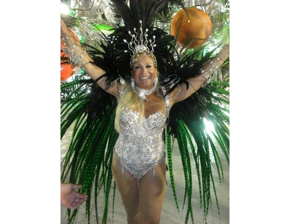 Frequentadora ass&iacute;dua dos desfiles da Grande Rio, a atriz j&aacute; tinha sambado na comiss&atilde;o de frente e em v&aacute;rias alas da escola at&eacute; se tornar rainha de bateria aos 62 anos, posto que ocupou em 2005 e em 2006. Nos dois anos, foi ovacionada pelos foli&otilde;es, prova<br>