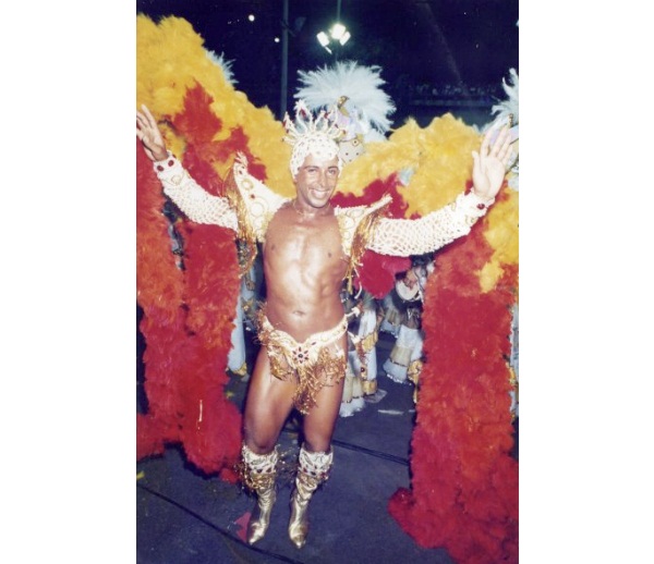 Bailarino, modelo, maquiador e produtor, Jos&eacute; Reinaldo Farias foi o primeiro homem coroado rei de bateria. Depois de ter feito espet&aacute;culos por diversos lugares do mundo como Su&iacute;&ccedil;a, Fran&ccedil;a, It&aacute;lia e Estados Unidos, Z&eacute; Reinaldo veio &agrave; frente da bateria da G<br>
