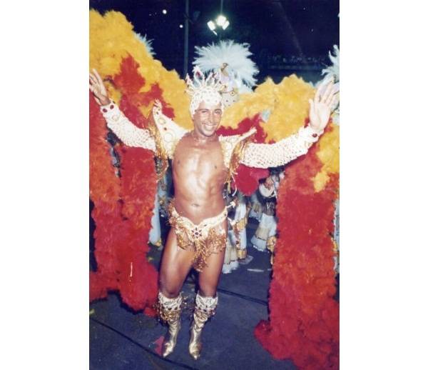 Bailarino, modelo, maquiador e produtor, José Reinaldo Farias foi o primeiro homem coroado rei de bateria. Depois de ter feito espetáculos por diversos lugares do mundo como Suíça, França, Itália e Estados Unidos, Zé Reinaldo veio à frente da bateria da G<br> Bailarino, modelo, maquiador e produtor, José Reinaldo Farias foi o primeiro homem coroado rei de bateria. Depois de ter feito espetáculos por diversos lugares do mundo como Suíça, França, Itália e Estados Unidos, Zé Reinaldo veio à frente da bateria da G<br>