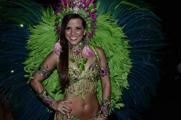 A atriz e cantora permaneceu no cargo de rainha durante tr&ecirc;s anos, fato in&eacute;dito na hist&oacute;ria de uma das mais tradicionais agremia&ccedil;&otilde;es cariocas. Em 2012, com enredo homenageando o bloco Cacique de Ramos, um dos mais tradicionais do Rio, Renata apareceu fant<br>