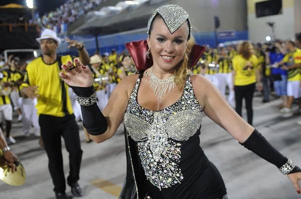 No quesito rainha de bateria, a S&atilde;o Clemente &eacute; uma das escolas que tem mais tradi&ccedil;&atilde;o. Bruna Almeida est&aacute; h&aacute; 14 anos no cargo, que come&ccedil;ou a ocupar aos 15 anos de idade. Ela &eacute; a rainha de bateria que h&aacute; mais tempo est&aacute; &agrave; frente dos ritmistas de uma escola<br>