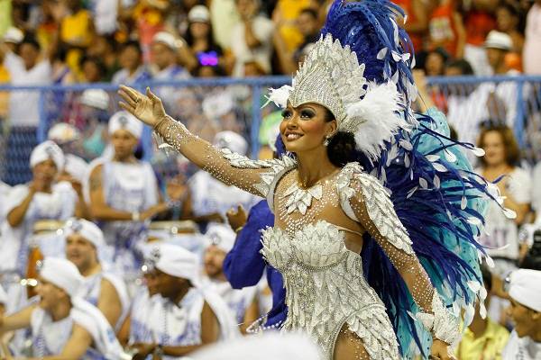 Em 2011, quando a escola perdeu parte do barrac&atilde;o num inc&ecirc;ndio na Cidade do Samba, a atriz j&aacute; coroada rainha de bateria e eleita a musa do ver&atilde;o em vota&ccedil;&atilde;o promovida por VEJA Rio participou da reconstitui&ccedil;&atilde;o das fantasias, passando parte do dia no galp&atilde;o<br>