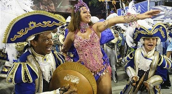 A rainha come&ccedil;ou desfilando pela Portela aos 16 anos, como passista. Aos 44, em 2009, voltou a saudar o p&uacute;blico na Sapuca&iacute; ap&oacute;s um intervalo de tr&ecirc;s anos ausente. Famosa por desfilar com os seios &agrave; mostra na sua estreia como soberana na Caprichosos de Pil<br>