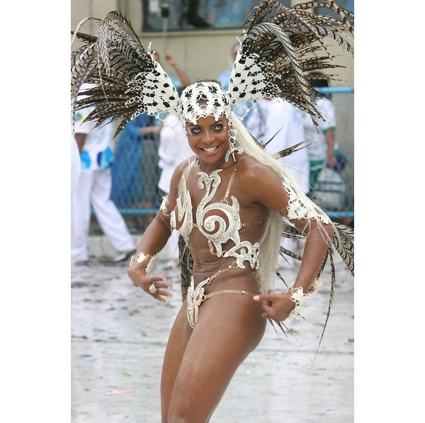 Rainha de bateria de 2006 a 2008, Bombom estrelou na escola com lentes de contato azuis, evidenciando a mistura racial do pa&iacute;s cantada no enredo daquele ano. Em 2007, quase matou do cora&ccedil;&atilde;o alguns integrantes da diretoria. Devido a problemas com a coloca&ccedil;<br>