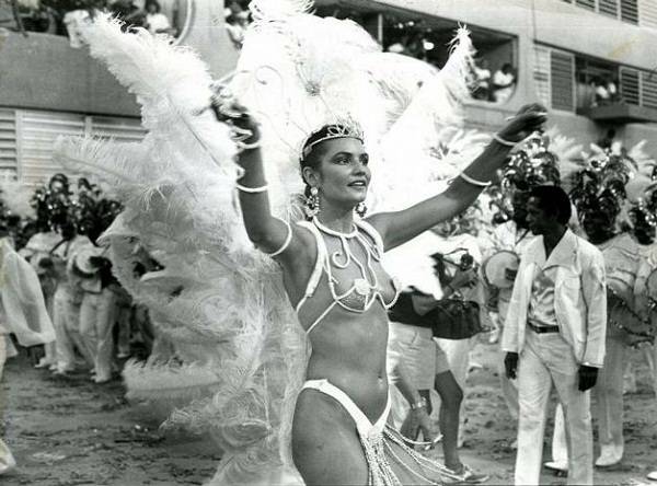 N&atilde;o d&aacute; para imaginar um Carnaval sem ela. Desde 1981, primeira vez em que a musa pisou na avenida, pela Beija-Flor, n&atilde;o parou mais de sambar. Permaneceu por dez anos &agrave; frente da bateria da Portela, de 1984 a 1994, onde ficou conhecida como p&eacute;-frio. Mas fo<br>