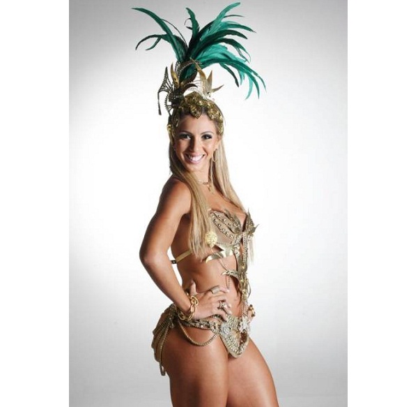 A moça, que já desfilava na escola há quatro anos como composição de alegoria, assumiu o posto de rainha em 2011, que ocupou apenas naquele ano. Ela gastou 60 000 reais para desfilar. O elevado preço da fantasia teria sido por conta das penas de faisão al<br> A moça, que já desfilava na escola há quatro anos como composição de alegoria, assumiu o posto de rainha em 2011, que ocupou apenas naquele ano. Ela gastou 60 000 reais para desfilar. O elevado preço da fantasia teria sido por conta das penas de faisão al<br>