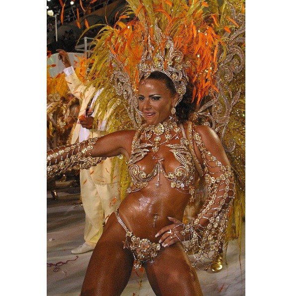 Antes de fazer hist&oacute;ria &agrave; frente da bateria do Salgueiro, onde completa, em 2013, cinco anos no posto, a musa tamb&eacute;m honrou a coroa da Mocidade. O reinado de idas e vindas durou de 2002 a 2006. Numa lacuna em 2004, reinou na Uni&atilde;o de Jacarepagu&aacute;, para a a<br>