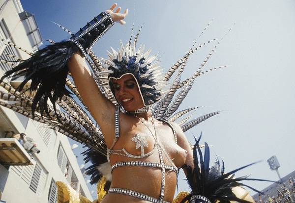 Apesar das controv&eacute;rsias, &eacute; tida como a primeira rainha de bateria do Carnaval. Alguns consideram que a figura surgiu na d&eacute;cada de 70, quando a mulata Adele F&aacute;tima puxou a bateria da Mocidade, fato in&eacute;dito at&eacute; ent&atilde;o. Em 1984, a mesma escola de samba desfi<br>