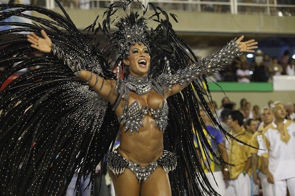 Após despontar como rainha de bateria no Salgueiro, a mulher do cantor Belo foi coroada em 2012 pela Unidos da Tijuca, ano em que a escola foi campeã. Detalhe: no mesmo ano, a escola de cores vermelho e branca, que teve Viviane Araújo (ex de Belo) no coma<br>