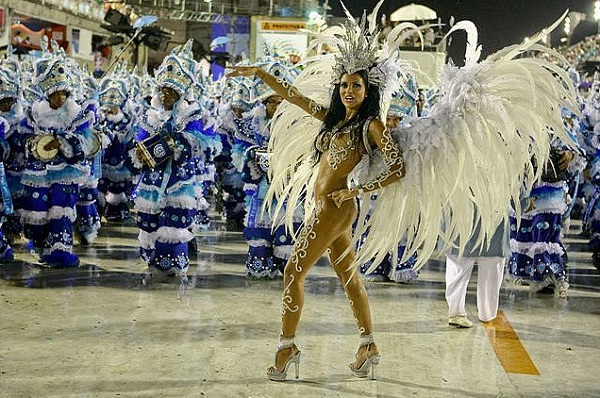 Bisneta de Jesuíno Alves, fundador da União de Vaz Lobo, e filha de Juju Maravilha, a mítica porta-bandeira morta aos 64 anos, em janeiro de 1999, Fábia aprendeu o gingado em casa, conciliando instinto e técnica. Aos cinco anos, começou na ala de passista<br> Bisneta de Jesuíno Alves, fundador da União de Vaz Lobo, e filha de Juju Maravilha, a mítica porta-bandeira morta aos 64 anos, em janeiro de 1999, Fábia aprendeu o gingado em casa, conciliando instinto e técnica. Aos cinco anos, começou na ala de passista<br>