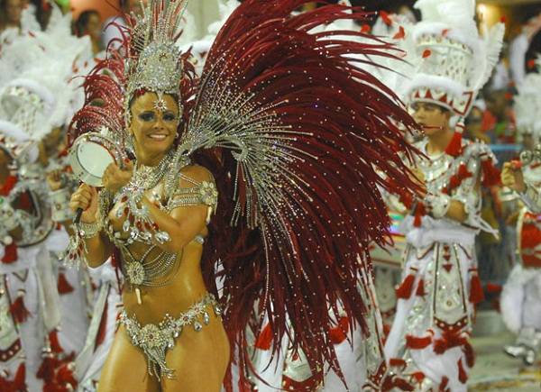 No desfile de 2009, completando um ano h&aacute; frente da bateria, a rainha se integrou totalmente aos ritmistas e atravessou a pista tocando tamborim, para del&iacute;rio da plateia. No mesmo ano, estampou as p&aacute;ginas da revista Sexy e lan&ccedil;ou um DVD em que aparece, en<br>