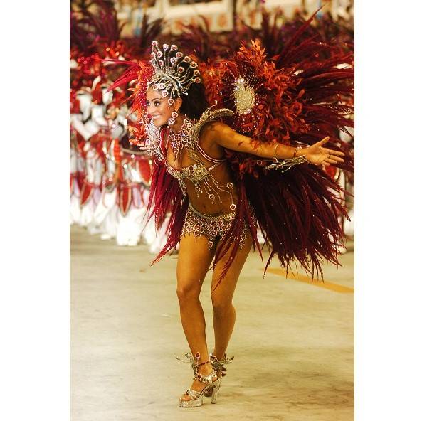 O ano de 2005 ficou marcado como a primeira vez da atriz salgueirense de cora&ccedil;&atilde;o no posto de rainha de bateria, aos 20 anos de idade. Naquele ano, participou da novela Bang Bang como Mercedita Bol&iacute;var. Em 2006, quando tamb&eacute;m desfilou &agrave; frente da bateria d<br>