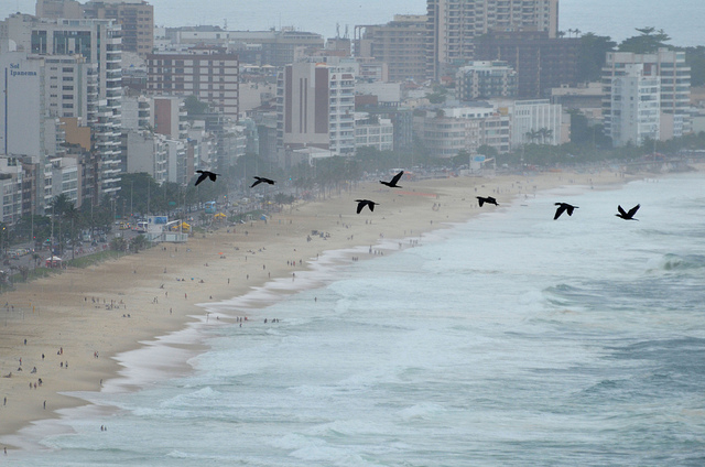 vista aérea de praia em dia de chuva