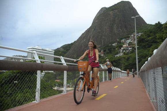 Rio inaugura ciclovia ao longo do costão rochoso da Avenida Niemeyer