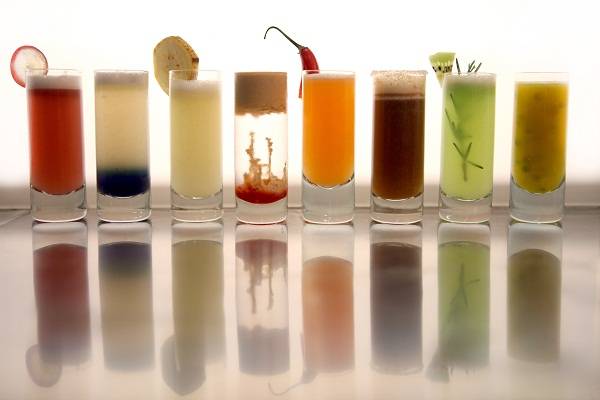 O bar oferece shots frutados individualmente (R$ 18,00) ou em uma charmosa caixinha de acr&iacute;lico com quatro (R$ 56,00) ou oito drinques (R$ 108,00). Da esquerda para a direita: grape martini (vodca, vinho, uvas maceradas e sour mix); dark pineapple (vodca,<br>