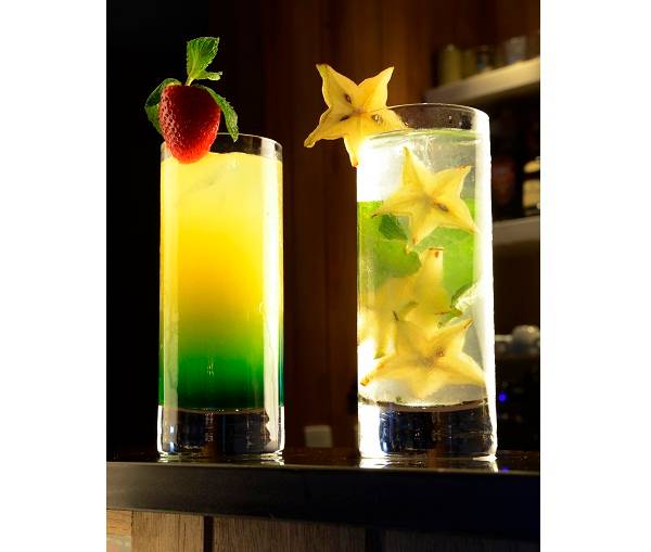Destaques na carta de drinques criada pelo bartender Roni Soares, o primeiro leva suco de laranja, abacaxi, vodca e monin de ma&ccedil;&atilde; verde (R$ 23,00), enquanto o segundo, tamb&eacute;m seguindo a linha refrescante, &eacute; preparado com rum, hortel&atilde;, carambola, lim&atilde;o e &aacute;<br>