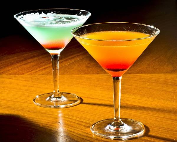 Entre os coqueteis com flores comest&iacute;veis criados por Waldeck Rocha, destaque para o que leva u&iacute;sque de milho, suco de laranja, vodca e xarope de granadine (R$ 20,00). Bar Lounge San Remo. Avenida Borges de Medeiros, 1424, Lagoa, tel. 2249-8762.<br>