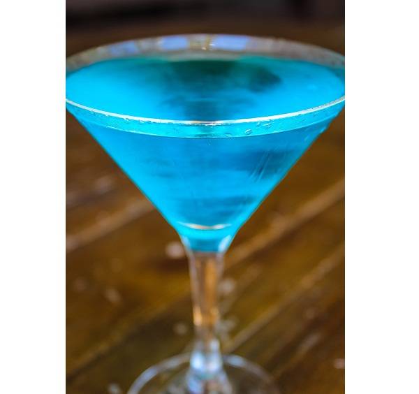 Novidade neste ver&atilde;o, a bebida servida na ta&ccedil;a de martini leva vodca, cura&ccedil;au e mel&atilde;o (R$ 20,00). Antiquarius Grill. Avenida das Am&eacute;ricas, 4666, loja 160, n&iacute;vel Lagoa, Barra Shopping, Barra, tel. 3410-9900.<br>
