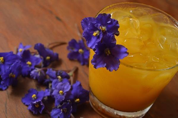 O drinque de autoria do mix&oacute;logo Gustavo Stemler &eacute; feito com licor de violeta, suco natural de manga, rum branco sabor coco, sour mix (mistura de lim&atilde;o e laranja) e rum carta prata. Para decorar e aromatizar, violetas comest&iacute;veis (R$ 22,00). Belmonte. Rua<br>