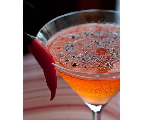Um drinque para esquentar a noite. &Agrave; base de morango, tequila e pimenta (R$ 26,00). Bar dos Descasados. Rua Fel&iacute;cio dos Santos, s/n, Hotel Santa Teresa, Santa Teresa, tel. 3380-0200.<br>