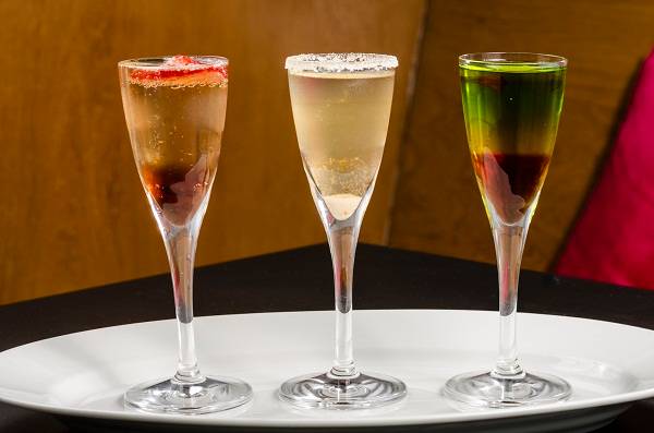 O drinque chega &agrave; mesa em dose tripla, nas vers&otilde;es vodca de tangerina, de morango e de menta (R$ 16,90). Gonzalo. Avenida Bartolomeu Mitre, 450, loja C, Leblon, tel. 3796-3342.<br>