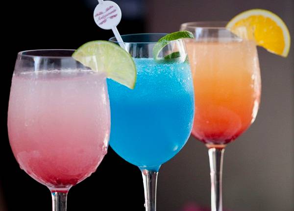 O trio de coquet&eacute;is autorais com ingredientes inusitados &eacute; lan&ccedil;amento da casa para o ver&atilde;o (R$ 15,00 cada). O primeiro, em tons degrad&eacute; de rosa, &eacute; feito com limoncello, vodca, lim&atilde;o e grenadine, enquanto o segundo &eacute; preparado com tequila, cura&ccedil;au e lim&atilde;o,<br>