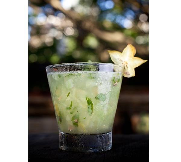 A receita exclusiva da apresentadora Maria Gabriela para o bar leva vodca, cacha&ccedil;a ou saqu&ecirc; nacional e carambola. &Eacute; aromatizada com manjeric&atilde;o ou hortel&atilde; (R$ 19,80). Palaphita Kitch. Avenida Epit&aacute;cio Pessoa, s/n, quiosque 20, Parque do Cantagalo, Lagoa, t<br>