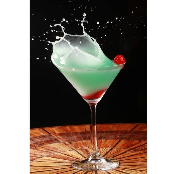 A bebida que leva o nome da casa &eacute; uma cria&ccedil;&atilde;o do sommelier e ma&icirc;tre Valmir Pereira. Na receita, cura&ccedil;au, suco de abacaxi, vodca e cereja (R$ 14,00). Rua Duvivier, 21, Copacabana, tel. 2295-7474.<br>