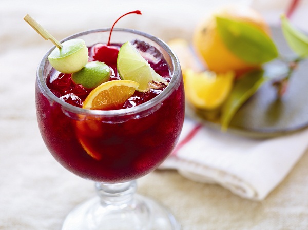 Combinação de vinho tinto Cabernet, sucos de morango, cranberry e abacaxi, e um toque de limão e laranja. O drinque é servido com pedaços de morango e maçã (R$ 18,90). Applebees. Avenida das Américas, 5000, Shopping New York City Center, Barra, tel. 2432<br>