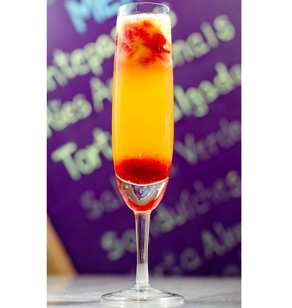 Drinque preparado com frutas vermelhas e vinho branco (R$ 25,00 a ta&ccedil;a). MP Tortas Boutique. Avenida das Am&eacute;ricas, 15000, loja R, Recreio, tel. 3592.3330 / 3331.<br>