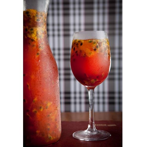 Releitura ainda mais refrescante da bebida italiana. Leve e colorida, leva suco de maracuj&aacute;, framboesa, espumante, vodca, e club soda (R$ 42,00 o grande; R$ 19,00 o pequeno). Prima Bruschetteria. Estrada da G&aacute;vea, 899, loja M 10, 1&ordm; andar, Fashion Mall, S<br>