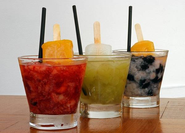 Raspadinha, picol&eacute; e caipirinha, tudo junto. Chega &agrave; mesa nos sabores caipirinha de morango com picol&eacute; de tangerina, uva verde com picol&eacute; de lim&atilde;o e lichia com picol&eacute; de maracuj&aacute;. Os drinques podem ser servidos com vodca (R$ 21,00), cacha&ccedil;a (R$ 19,00), sa<br>
