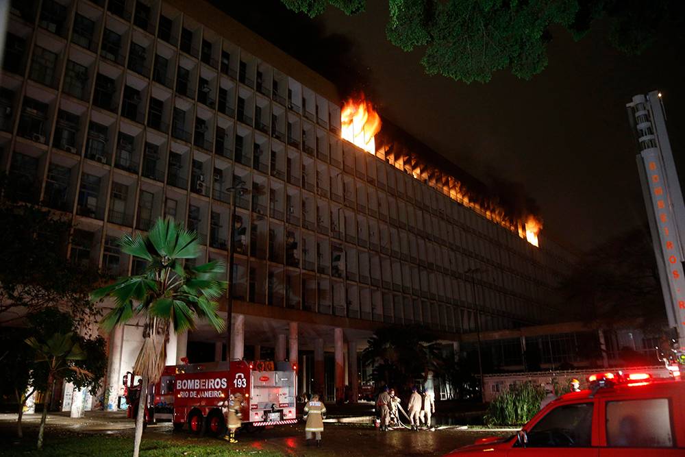Fogo no câmpus da UFRJ evidencia descaso com a universidade
