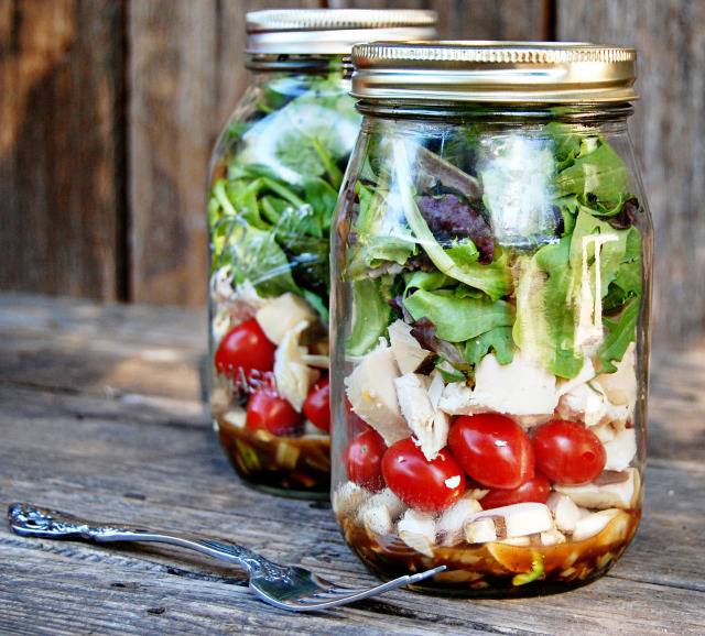 Práticas e saudáveis, saladas em potes ganham adeptos