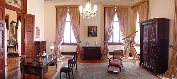 O interior conserva a mob&iacute;lia utilizada pela Fam&iacute;lia Imperial, como mostra o Gabinete de Estudos de D. Pedro II<br>