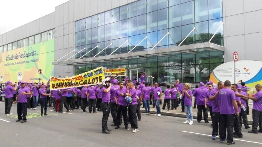 Funcionários das arenas olímpicas protestam por não receberem salários