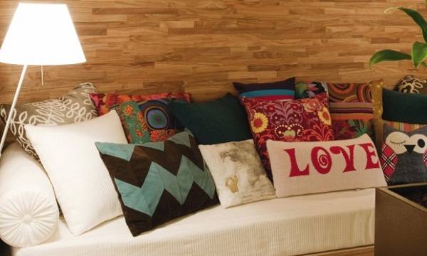 Misturar almofadas com estampas diferentes em um ambiente neutro &eacute; chique.<br>