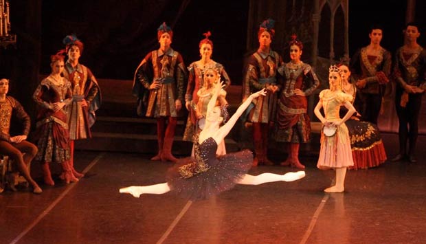 Theatro Municipal estreia projeto Ballet do Meio-Dia