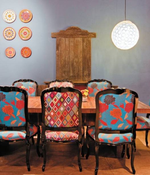 A mistura de estampas em estofados de sof&aacute;s, cadeiras e poltronas deixa o ambiente com bastante personalidade. Escolha apenas um m&oacute;vel ou um conjunto para destacar com o mix.<br>