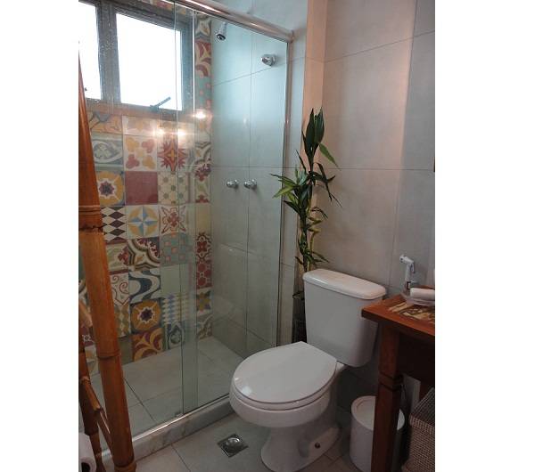 8 - O patchwork de azulejos antigos ou ladrilhos hidr&aacute;ulicos &eacute; muito usado em banheiros, cozinhas e varandas para deixar os ambientes mais charmosos e descolados.<br>