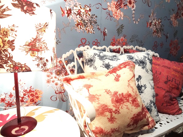 Almofada branca com flores azuis: R$ 140,00 (grande). Almofada bege com vermelho R$ 68,00 (pequena). Abajur: R$ 199,00. Papel de parede sob projeto: 1 rolo de 3m por 1,20: R$ 540.00. Rua Lopes Quintas, 147, Jardim Bot&acirc;nico, tel. 3205-1035.<br>